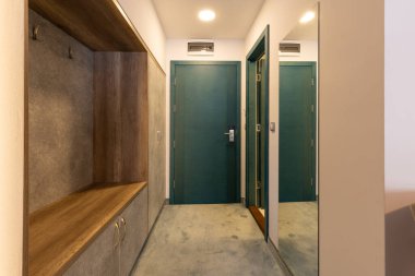 Aynalı giriş koridoru.