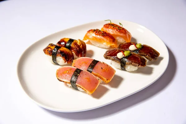 Set Sushi Servit Farfurie Albă — Fotografie, imagine de stoc