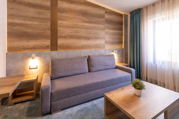 木製の壁とモダンなホテルのアパートのインテリア — ストック写真