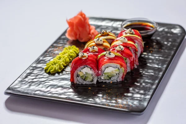 Rolă Sushi Din Piele Somon Servită Piatră Neagră — Fotografie, imagine de stoc