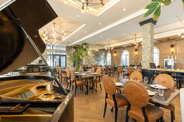 ピアノ付きのモダンなホテルカフェレストランのインテリア — ストック写真