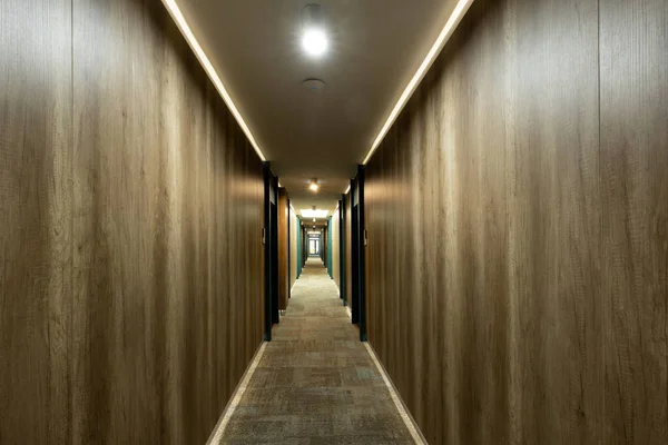 Hotel Interior Carpeted Corridor Hallway Wooden Walls — Stock Photo, Image