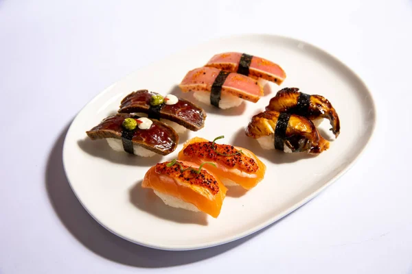 Set Sushi Servit Farfurie Albă — Fotografie, imagine de stoc