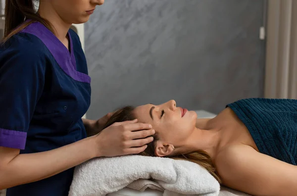 Kvinna Att Avkopplande Ansikte Spa Massage — Stockfoto