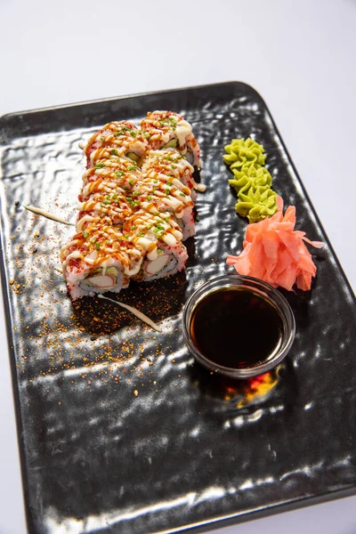 Aproape Rola Sushi Din Piele Somon Servită Piatră Neagră — Fotografie, imagine de stoc