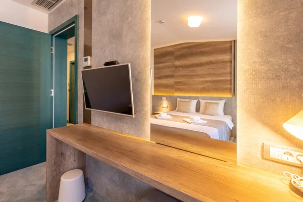 Interior Quarto Hotel Luxo Parede Mesa Madeira Montada — Fotografia de Stock