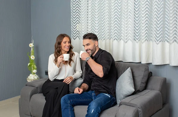 幸福的夫妻坐在沙发上喝咖啡 — 图库照片