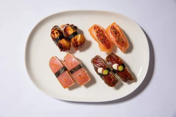 Conjunto Sushi Servido Uma Placa Branca — Fotografia de Stock