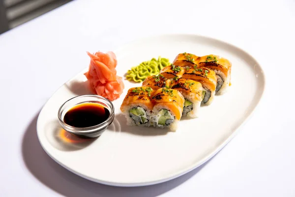 Aproape Rola Picantă Sushi Ton Servită Farfurie Albă — Fotografie, imagine de stoc