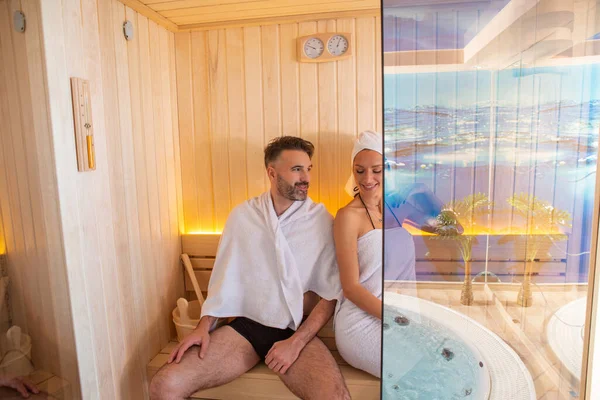 Krásný Pár Županu Relaxující Sauně Hotelovém Wellness Centru — Stock fotografie