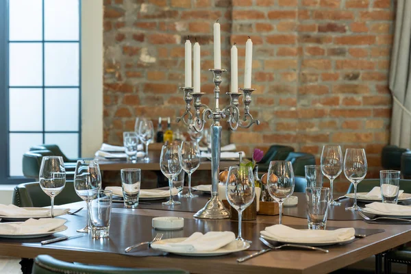 Verres Vin Bougeoir Sur Une Table Restaurant — Photo