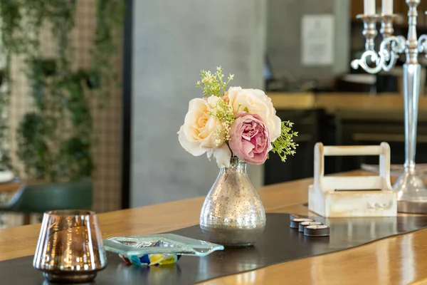 Décoration Fleurs Sur Une Table Restaurant — Photo