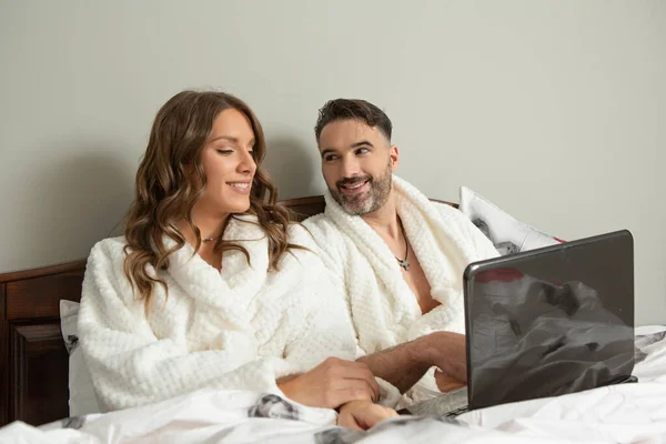 Schönes Paar Bademantel Liegt Mit Notizbuch Auf Dem Bett — Stockfoto