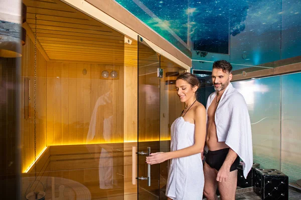 Schönes Paar Bademantel Betritt Die Sauna Wellness Center Des Hotels — Stockfoto