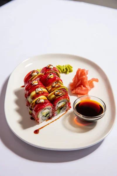 Aproape Rola Picantă Sushi Ton Servită Farfurie Albă — Fotografie, imagine de stoc