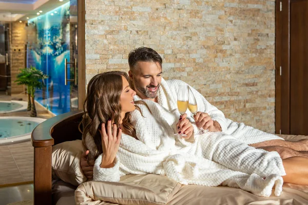 Bonito Jovem Casal Apaixonado Bebendo Vinho Cama — Fotografia de Stock