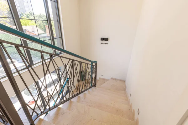 Escadas Mármore Com Corrimão Metal Interior Hotel — Fotografia de Stock