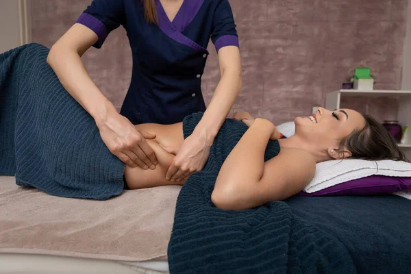 Mulher Fazendo Massagem Relaxante Centro Spa — Fotografia de Stock