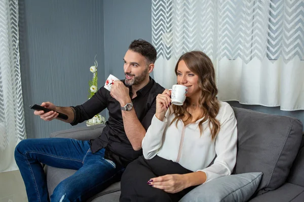 Felice Coppia Bere Caffè Seduto Sul Divano Guardando — Foto Stock