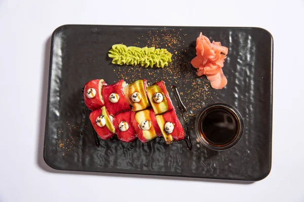 Rolă Sushi Din Piele Somon Servită Piatră Neagră Vedere Sus — Fotografie, imagine de stoc