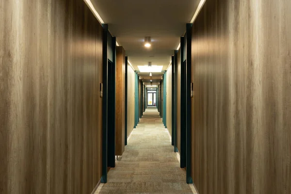现代酒店内部 有地毯的走廊内部 有木制墙壁 — 图库照片