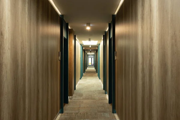 木製の壁と廊下のインテリア — ストック写真