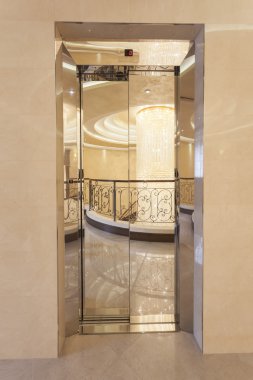 güzel avize yansıması ile Asansör