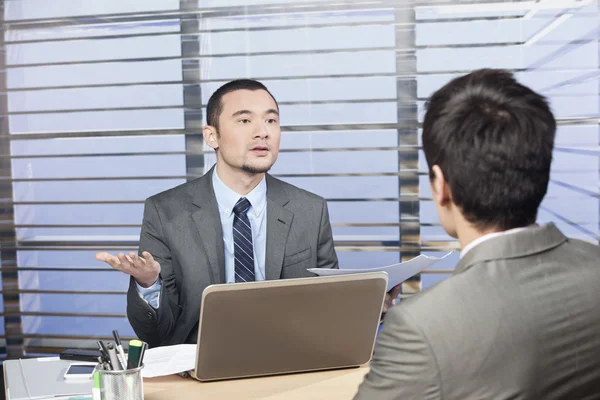 Gerente exigiendo explicación del empleado — Foto de Stock