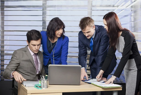 Equipo de negocios trabajando en la oficina — Foto de Stock