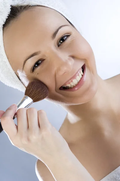 Gelukkige vrouw toe te passen make-up — Stockfoto