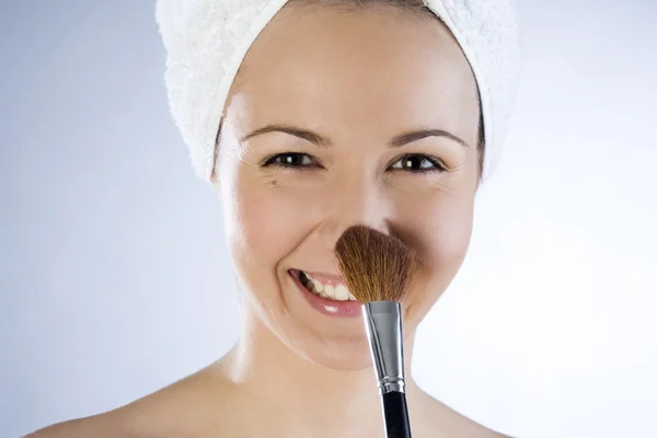 Mulher feliz bonito aplicando maquiagem — Fotografia de Stock