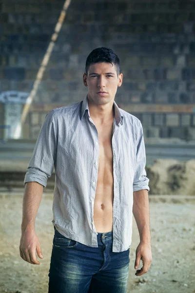 Outdoors portrait of an attractive man with unbuttoned shirt — Stock Photo, Image