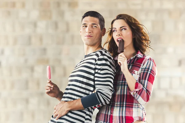 Attraente giovane coppia con gelaterie — Foto Stock