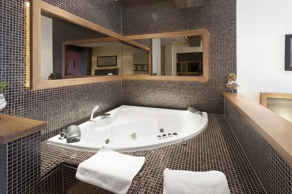 Jacuzzi dans la chambre d'hôtel intérieur — Photo