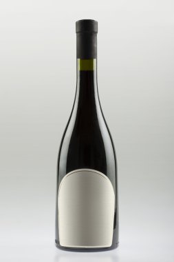 şarap şişesi ile eğimli kenarları ve geniş alt, boş etiket