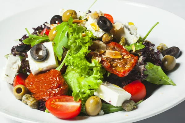 Salată grecească într-o farfurie — Fotografie, imagine de stoc