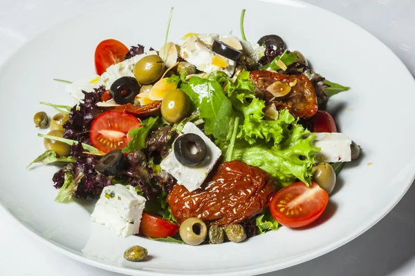 Grekisk sallad i en tallrik — Stockfoto