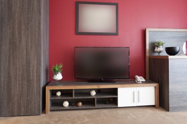 modern oturma odasında büyük tv