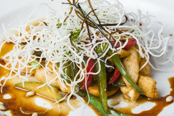 Frango frito e legumes com macarrão branco crocante — Fotografia de Stock