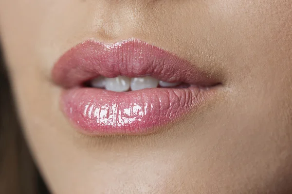Primer plano de los labios de una mujer con lápiz labial rosa natural y labio gl —  Fotos de Stock