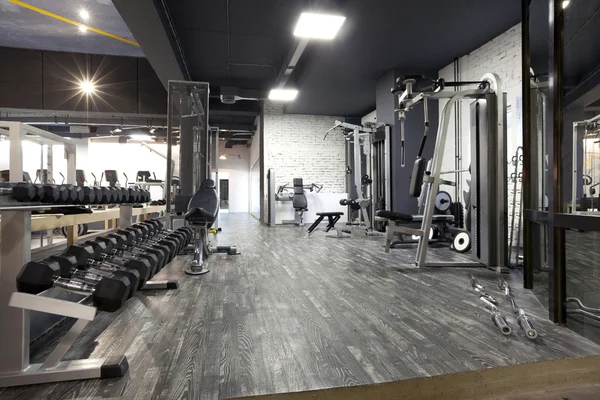 Intérieur moderne de gymnase avec divers équipements — Photo