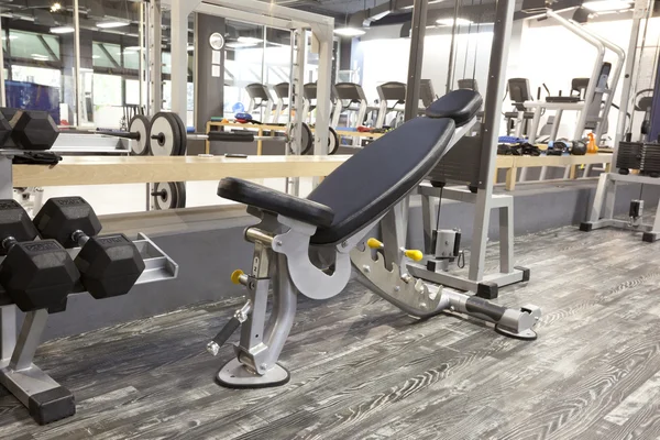 Banco inclinado en el interior del gimnasio moderno — Foto de Stock