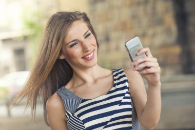 selfie açık havada alarak güzel kız