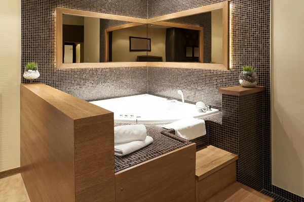 在一个房间里的现代开放浴池 — 图库照片