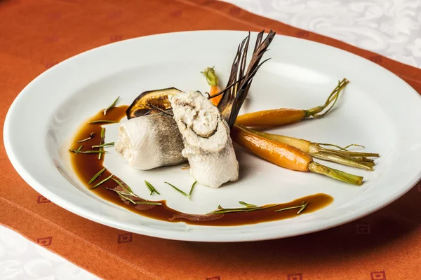 Fiskfilé med grönsaker och sojasås — Stockfoto