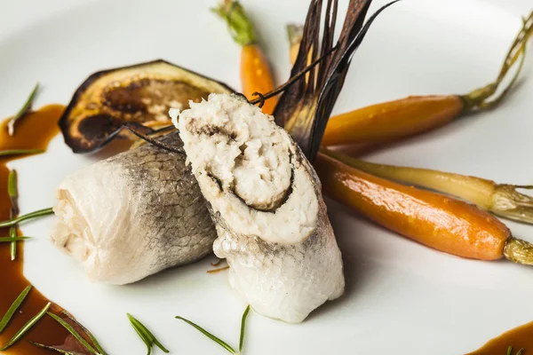 Filete de pescado con verduras y salsa de soja — Foto de Stock