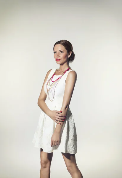 Hermosa modelo en vestido de verano blanco — Foto de Stock