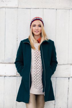 sonbahar giysileri güzel bir kız açık havada portresi