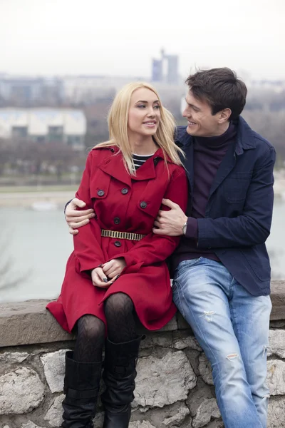 Romántica pareja elegante al aire libre — Foto de Stock