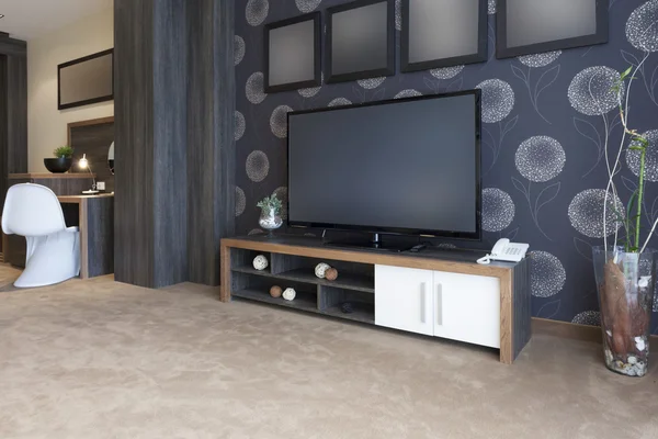 Gran TV en un hogar moderno — Foto de Stock